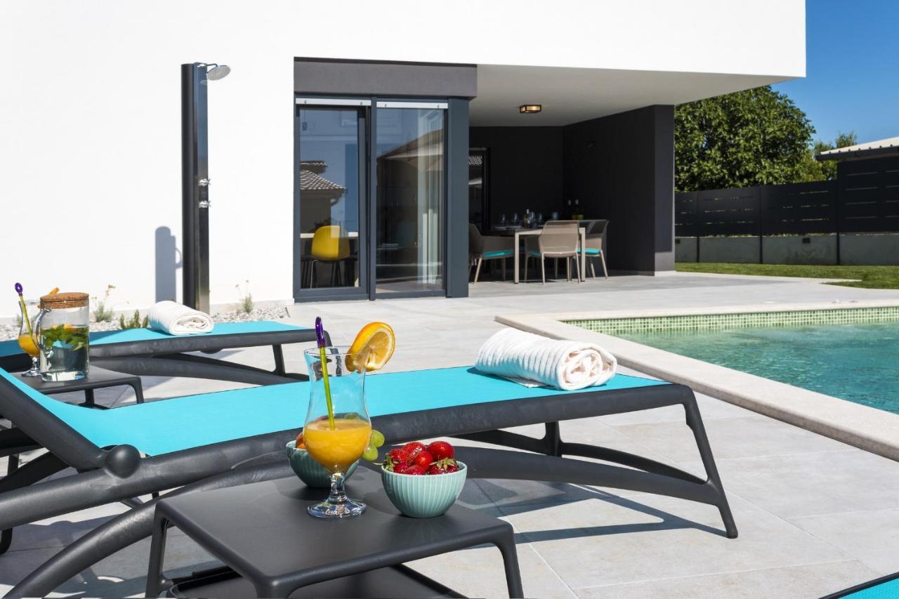 Modern 3-Bedroom Villa With A Private Pool Pula Bagian luar foto